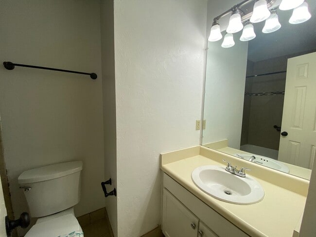 Building Photo - 1730 Beechwood Cir N