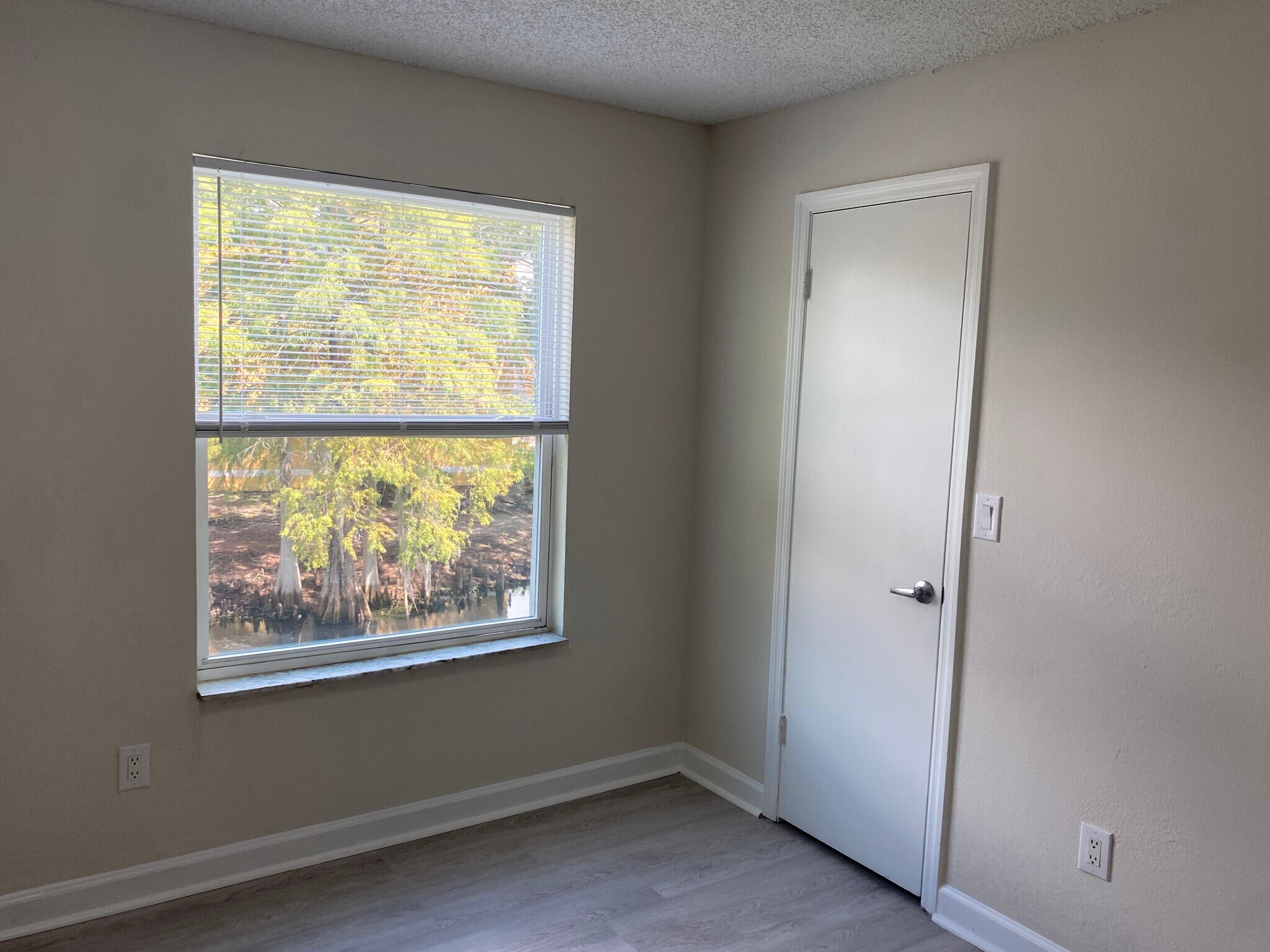 1st Room View - 4512 Commander Dr