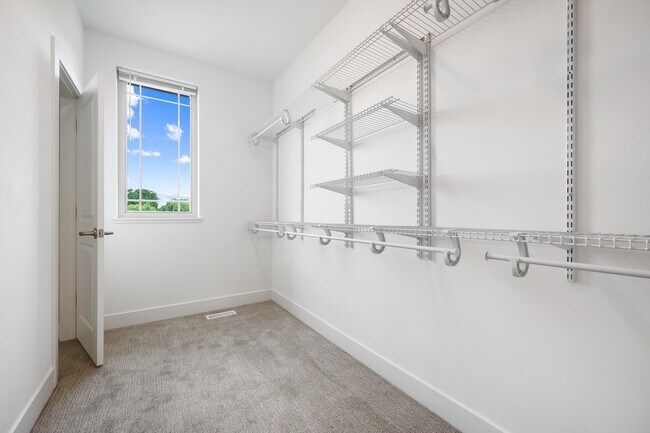 Building Photo - 39 Forest Ave