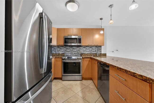 Building Photo - 3000 NE 5th Terrace