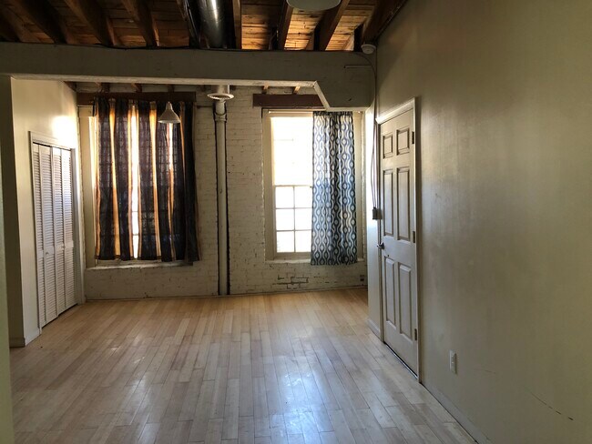 1 bedroom apartment is available now on the riverfront 1009 Jefferson str. The location is ideal fo - 1009 Jefferson St