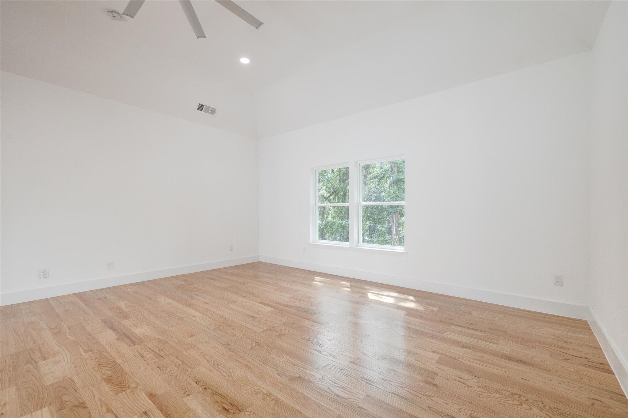 Master Bedroom - 418 E Beady Rd