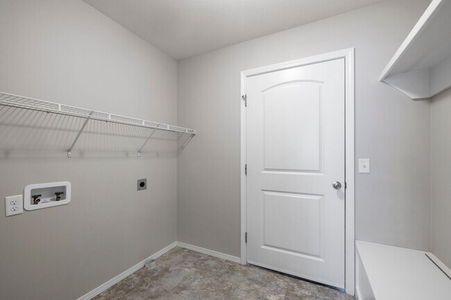 Building Photo - 4 Bedroom Home in Republic with fence!