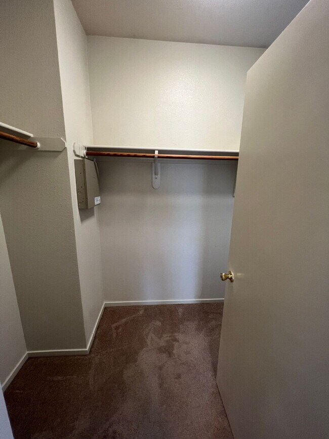 Building Photo - North Merced: 5 bedroom 3 bathroom 2 story...