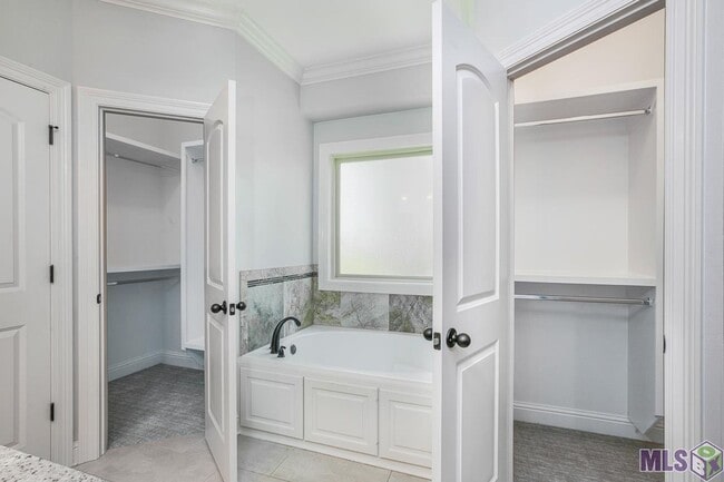 Building Photo - Trendy 4 bedroom, 2 bath home in coveted D...