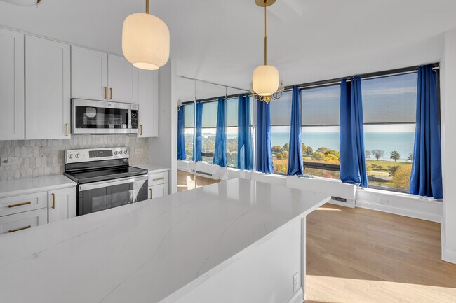 Building Photo - 5445 N Sheridan Rd