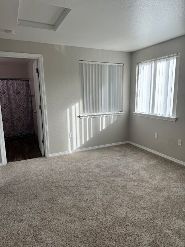 Building Photo - Life Just Got Better Come See For Yourself At Powell Court Apartments!!