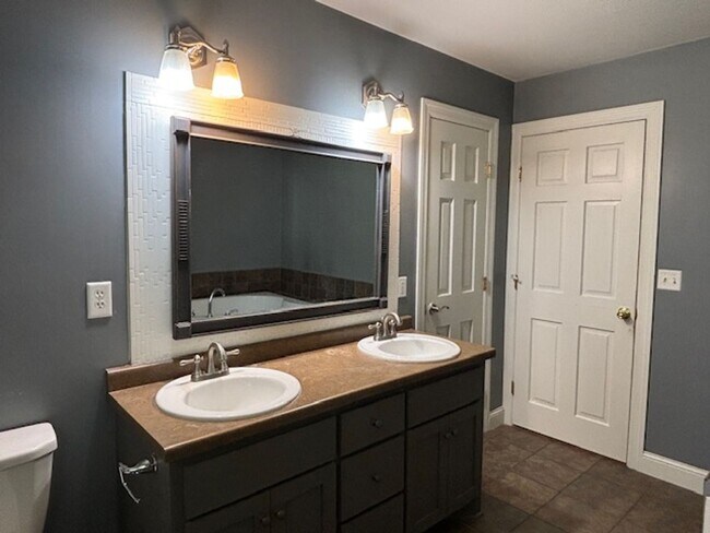 Building Photo - Available NOW! Gorgeous 3BR/2 BA Unit in Hastings!
