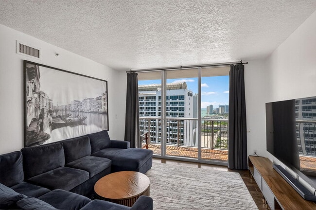 Building Photo - 1750 N Bayshore Dr