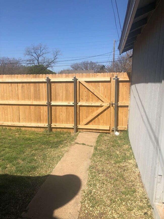 Building Photo - BIVINS ADORABLE 2BEDROOM 1BATH 1CAR GARAGE