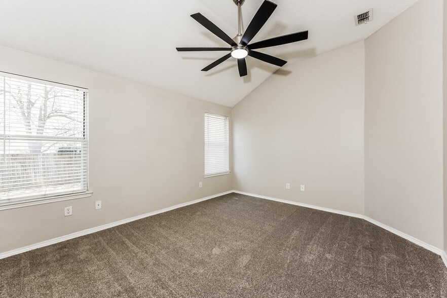 Building Photo - 833 Beaver Creek Dr