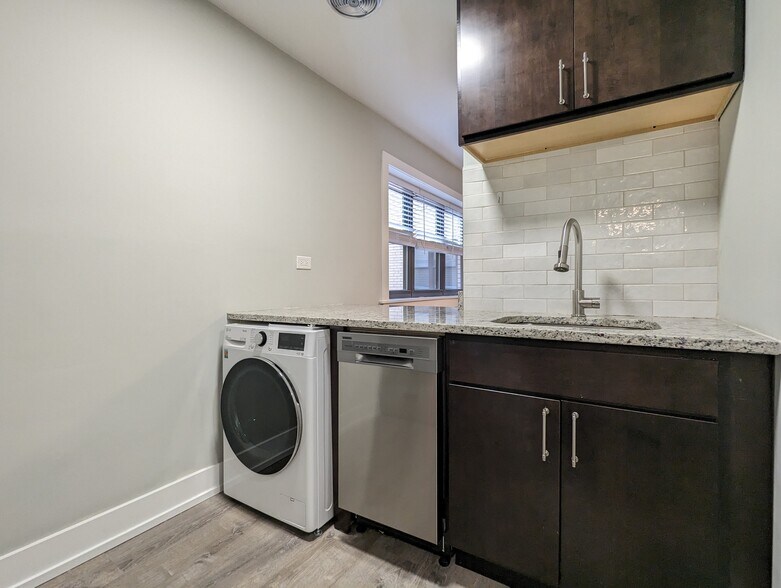Building Photo - 456 W Barry Ave