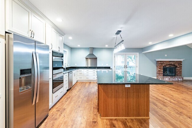 Building Photo - Beautiful 3 Bed Overland Park Ranch Home NEWLY REMODELED