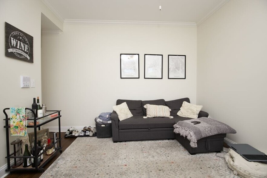 Building Photo - 923 W Waveland Ave