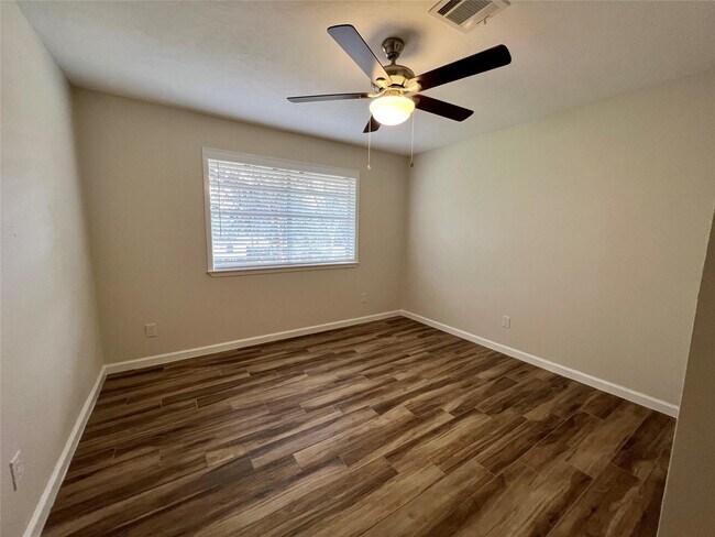 Building Photo - 1705 Westwind Dr