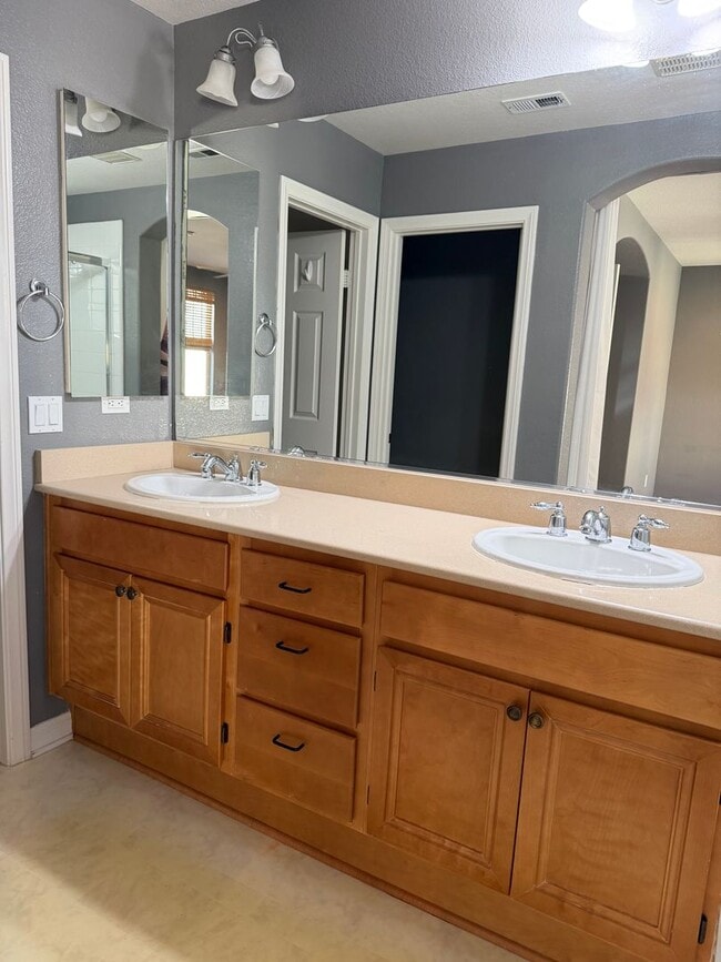 Building Photo - ESCALA - Luxury 2 / 2.5 Townhouse + 2 Car Garage in Gated Escala Community