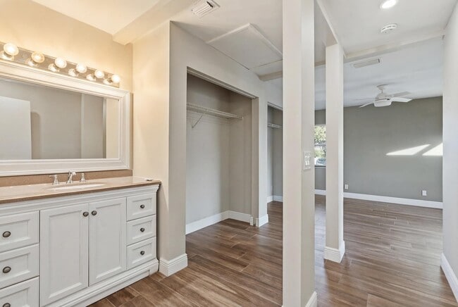 Building Photo - 5694 Northpointe Ln