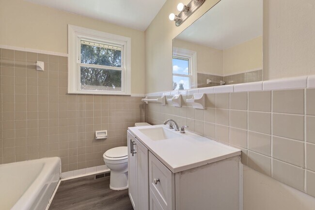 Building Photo - 573 Waldorf Dr