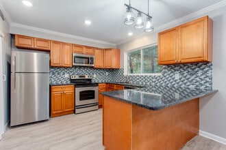 Building Photo - BROOKHAVEN DELUXE