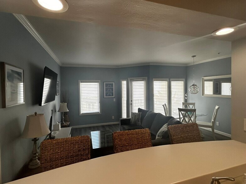 Living Room/Dining Area - 655 Columbia St