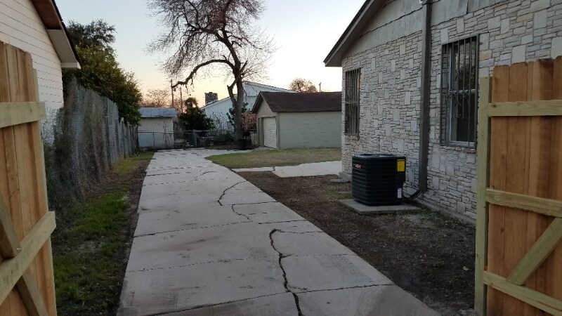 Building Photo - 422 Globe Ave