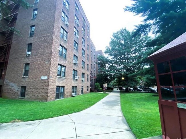 Building Photo - 150-29 72nd Rd