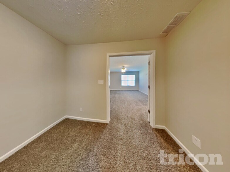 Building Photo - 1105 Tomahawk Pl