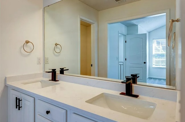 Building Photo - 15922 W 91st Terrace