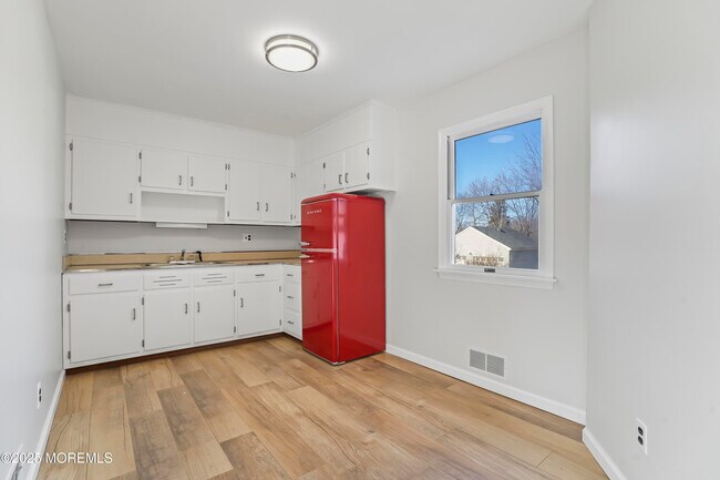 Building Photo - 555 Cedar Ave
