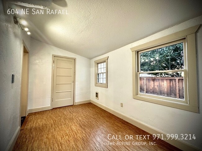 Building Photo - 604 NE San Rafael St