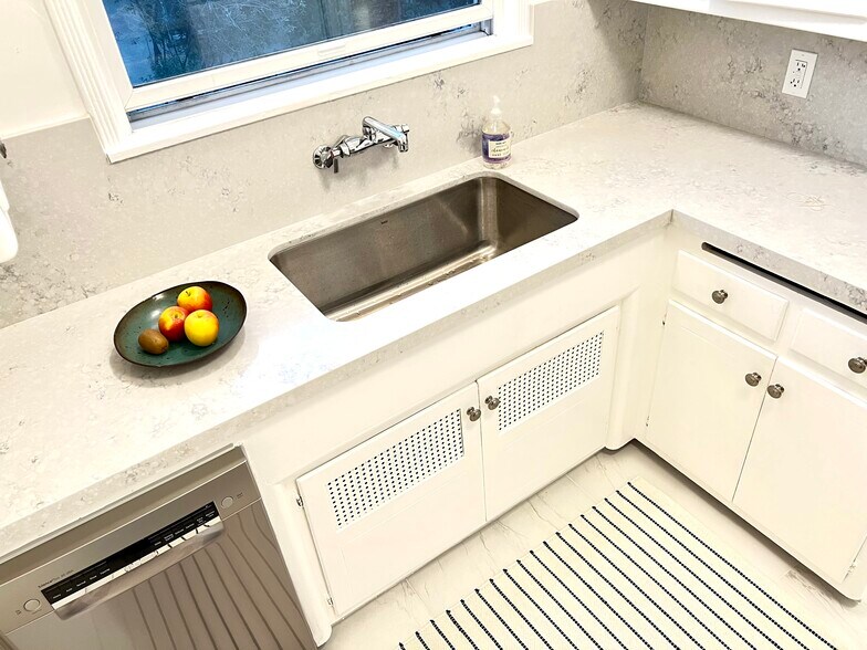 Dishwasher, refrigerator, stove. Light and bright! - 1131 Bay Street