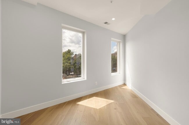 Building Photo - 3215 Mt Pleasant St NW