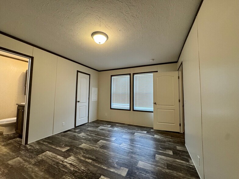 Building Photo - 16152 Notre Dame St