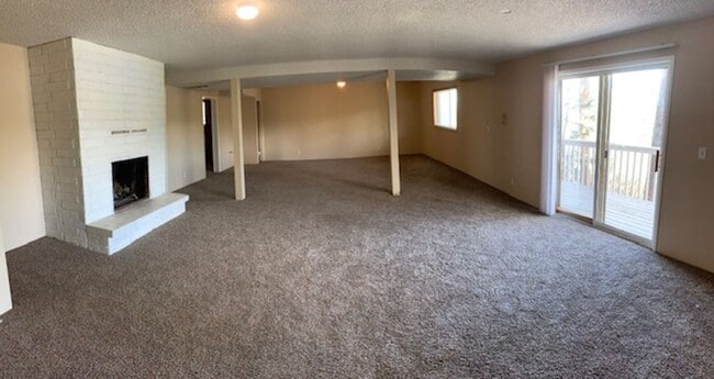 Building Photo - $2,595 / 4BR, 3.5BA Liberty Lake Executive...