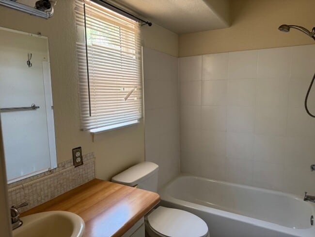 Building Photo - ALL PROSPECTIVE TENANTS MUST SUBMIT A $58 ...