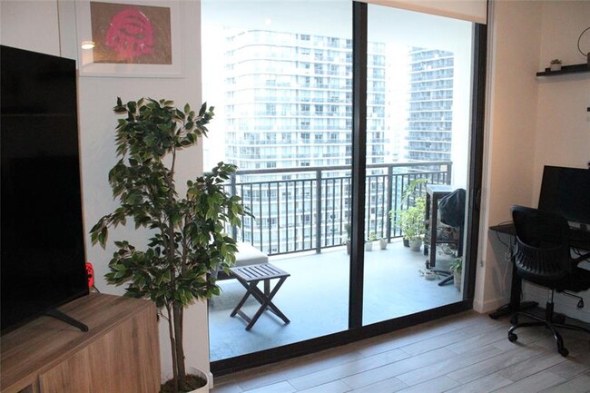 Building Photo - 999 SW 1st Ave