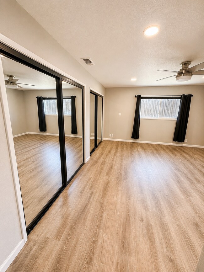 Building Photo - 708 Meadow Way