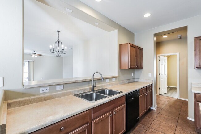 Building Photo - 526 W Calle Sombra Linda