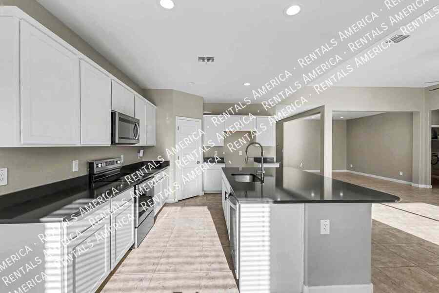 Building Photo - 17028 N Palo Verde St