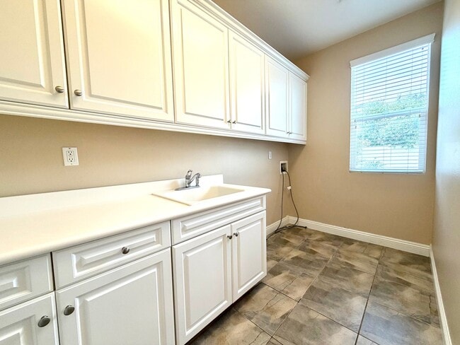 Building Photo - Spacious 5 Bedroom Wolf Creek Home with Balcony, Loft & Secondary Kitchen