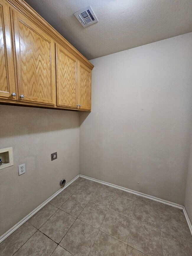 Building Photo - (3) Bed/(2) Bath In NE Norman Avail NOW!