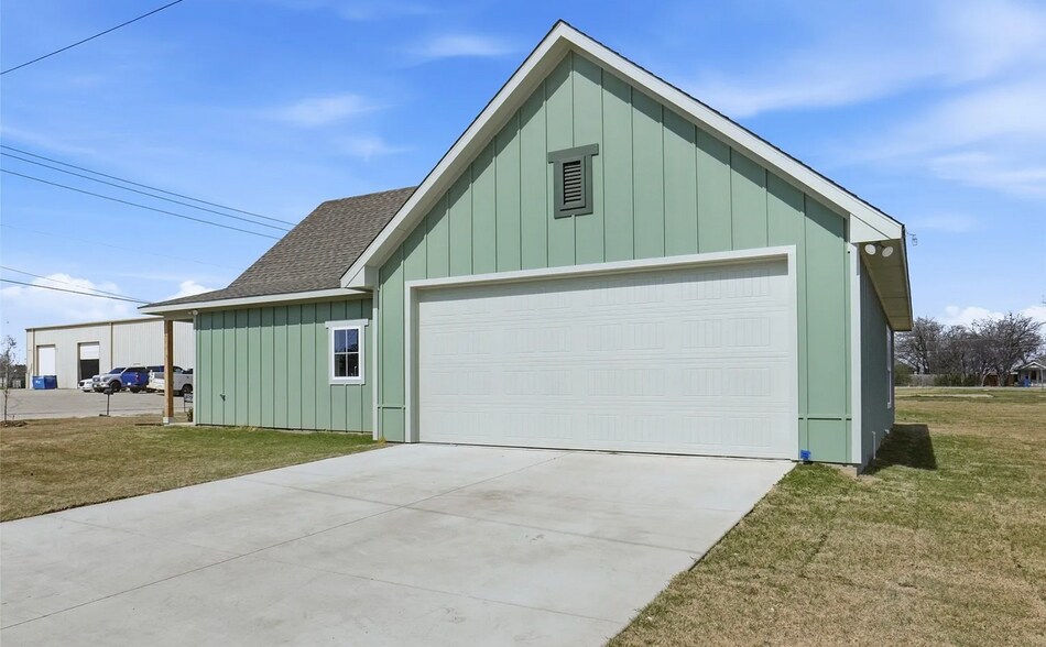 Building Photo - 309 Railroad Ave