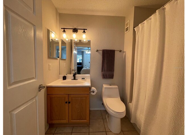 Building Photo - 2BD/ 2BA Furnished Apartment