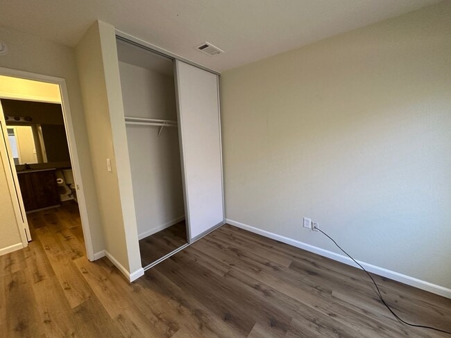 Building Photo - 3-bedroom, 2 car garage, dishwasher, stove...