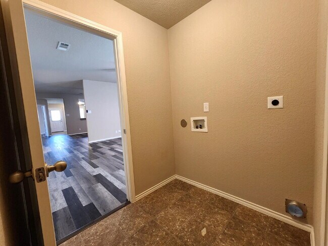 Building Photo - 4633 Stonehaven Dr