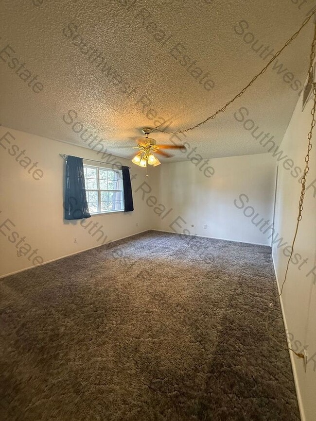 Building Photo - Spacious 2-bedroom 2 baths on the golf course!