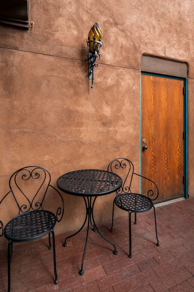 Building Photo - Classic Studio in the Heart of Downtown Sa...