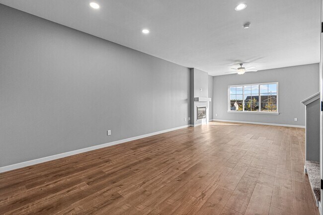 Building Photo - Spacious New Built, Great Location!