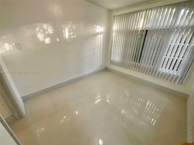 Building Photo - 1612 NE 2nd Ct