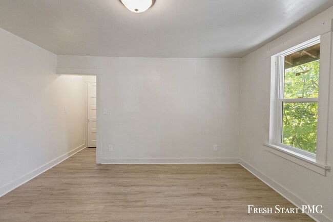 Building Photo - Inviting 1-Bedroom Unit with Natural Light...